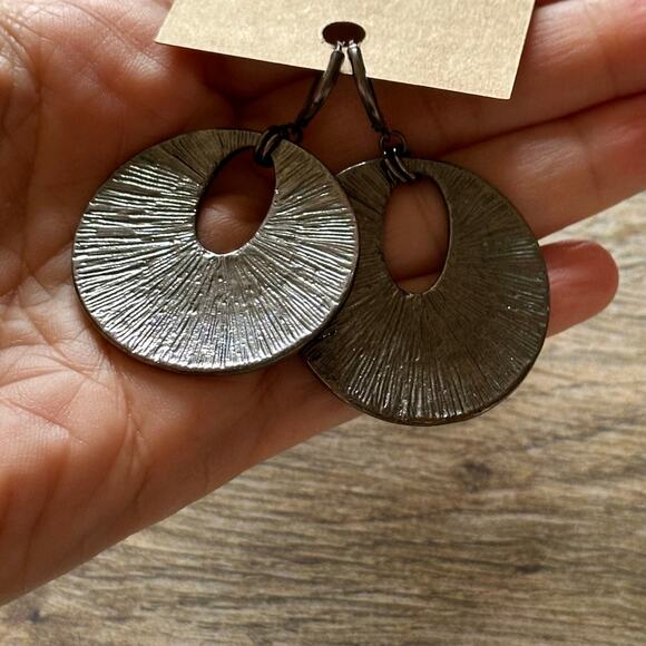 BOGO FREE SILVER SPRINKLED CUT OUT EARRINGS - Picture 3 of 3